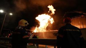 Υπό έλεγχο η φωτιά στα Καζάνια Περάματος – Συναγερμός λόγω δεξαμενών καυσίμων