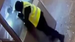 Ληστεία στο Λούβρο: Διαλύουν τις προθήκες με γροθιές - Νέο βίντεο ντοκουμέντο