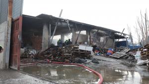 Μενίδι: Καλύτερη η εικόνα της φωτιάς στο εργοστάσιο – Ολοκληρωτική η καταστροφή