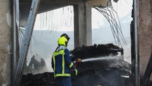 Φωτιά στο Μενίδι: Καταστράφηκε ολοσχερώς το εργοστάσιο - Ζημιές και σε διπλανά κτίρια