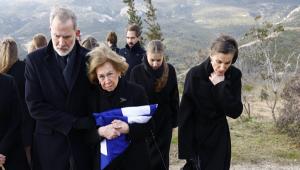 Κηδεία πριγκίπισσας Ειρήνης: Συντετριμμένη η βασίλισσα Σοφία με την ελληνική σημαία στην αγκαλιά – Οι πρώτες εικόνες μετά την ταφή στο Τατόι