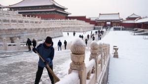 «Θάφτηκε» στο χιόνι η ρωσική Άπω Ανατολή – Προβλήματα στις μετακινήσεις σε Κίνα και Ιαπωνία (Videos)