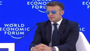 Με γυαλιά ηλίου και στο Νταβός ο Εμανουέλ Μακρόν λόγω του προβλήματος στο μάτι του