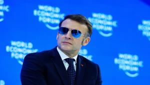 «Ορθώνει ανάστημα» ο Μακρόν από το Νταβός: Προτιμάμε τον σεβασμό από τους νταήδες