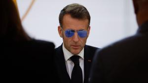 Ο λόγος για το «Top Gun» λουκ του Μακρόν με τα γυαλιά ηλίου στο Νταβός