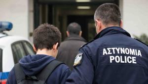 ΕΡΤ Ζακύνθου: Μαθητής γυμνασίου της Ζακύνθου πήγε στο σχολείο του με πιστόλι | Το όπλο είδαν κάποιοι συμμαθητές του οι οποίοι τον κατήγγειλαν