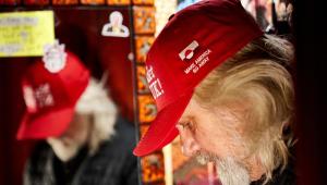 "Make America Go Away": Ανάρπαστο το καπέλο που χλευάζει το σύνθημα του Τραμπ - Το μήνυμα στα δανέζικα