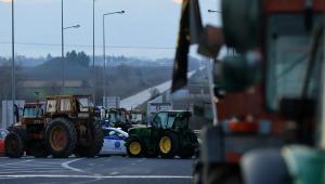 Αγρότες: Αποχώρησαν με τα τρακτέρ από το μπλόκο των Μικροθηβών