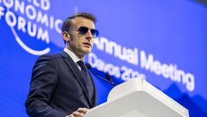 Μακρόν: Με γυαλιά… αεροπορίας και αιχές κατά του Τραπ στο Νταβός