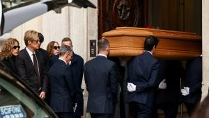 Ξεκίνησε το λαϊκό προσκύνημα για τον Valentino: Πλήθος κόσμου στο ιστορικό ατελιέ στη Ρώμη