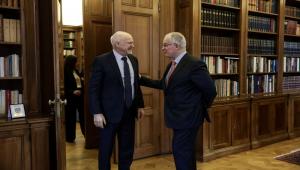 Συνάντηση Τασούλα και Παπανδρέου - Στο επίκεντρο οι διεθνείς εξελίξεις