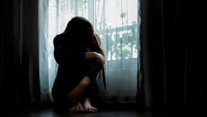 Εφιάλτης για 20χρονη στη Θεσσαλονίκη: Κατήγγειλε ότι ο σύντροφος της μητέρας της την κακοποιούσε σεξουαλικά