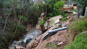 Σε επιφυλακή ο κρατικός μηχανισμός για την κακοκαιρία: Εκκενώθηκαν προληπτικά σπίτια κοντά στο ρέμα της Πικροδάφνης 