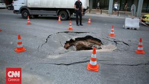 Κακοκαιρία: Καθίζηση εδάφους στο Γραμματικό - Τραυματίστηκε οδηγός