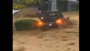 Συναγερμός στην Αθήνα από τις πλημμύρες – Εκλεισαν δρόμοι – Παρασύρθηκαν αυτοκίνητα στην Άνω Γλυφάδα