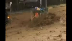 «Ποτάμια» οι δρόμοι της Γλυφάδας: Ορμητικά νερά παρασύρουν αυτοκίνητα και κάδους