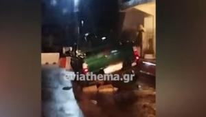 Κακοκαιρία στην Εύβοια: Άνοιξε ο δρόμος και κατάπιε δύο αυτοκίνητα στην Αμάρυνθο (Video)