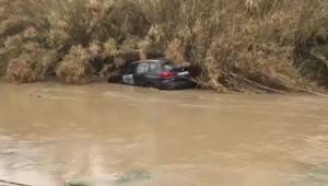 Απεγκλωβίστηκαν δύο άτομα από όχημα που παρασύρθηκε από νερά ρέματος στα Σπάτα