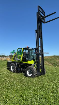 CARRETILLA ELEVADORA TODOTERRENO 4X4 DIÉSEL – 3,5 Tn – NUEVA