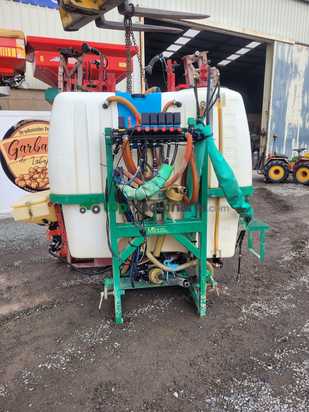 Pulverizador suspendido  hidráulico Mesolpa 1500 L