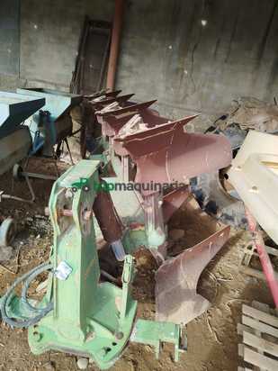 Arado cuatrisurco marca Novel