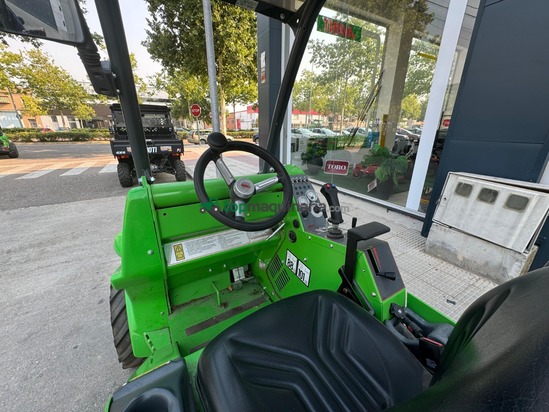 Minicargadora AVANT modelo 423