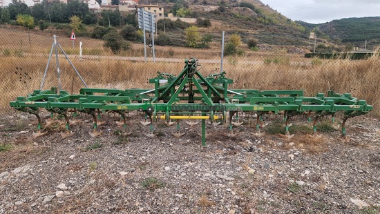 Cultivador - 25 brazos con rastra 