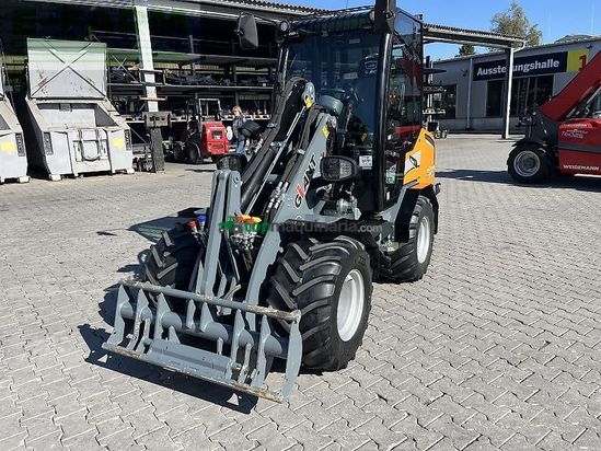Minicargadora - Giant - 2700 hd+ mit kabine euro  heckhydraulik kat 2