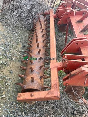 Topo subsolador con rulo de púas