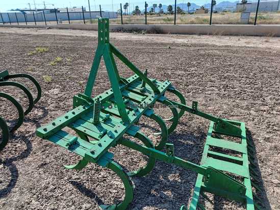 Cultivador de 9 brazos con rastrillo