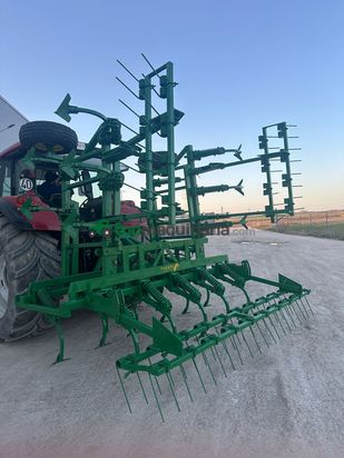Cultivador Gil de 21 brazos con rastra de muelles