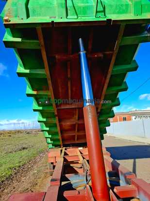 Remolque agrícola marca Talleres J. García  basculante 5,5 m