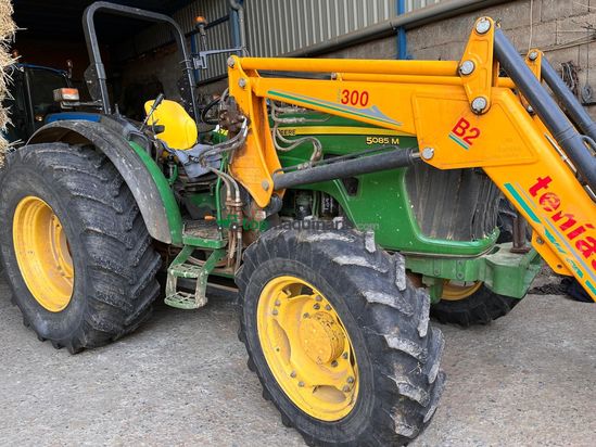 Tractor agrícola - John Deere - 5085M con pala Tenias B2
