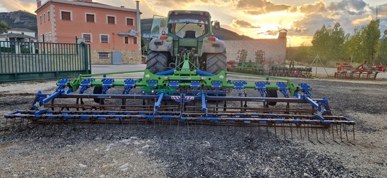 Cultivador - 23 brazos con rodillo y rastra 