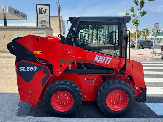 Minicargadora KIOTI SL660E-L