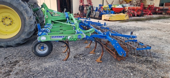 Cultivador - 23 brazos con rodillo y rastra 