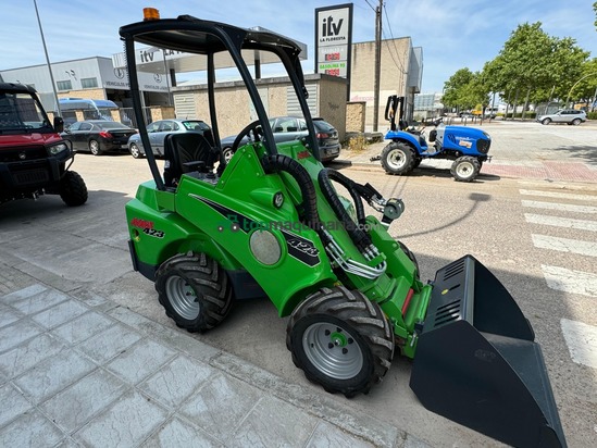 Minicargadora AVANT modelo 423
