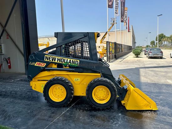 Minicargadora New Holland LS160