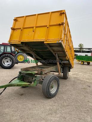 Remolque agricola con dos botellas 