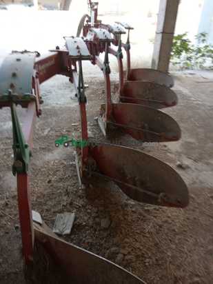 Se vende arado pentasurco KVERNELAND
