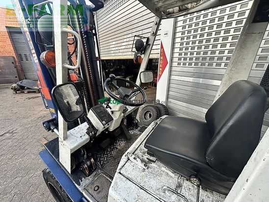 Elevadora - Nissan - egh02f30u dieselstapler mit triplexmast