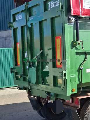 Remolque agrícola marca Talleres J. García  basculante 5,5 m