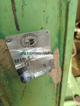 Arado cuatrisurco marca Novel