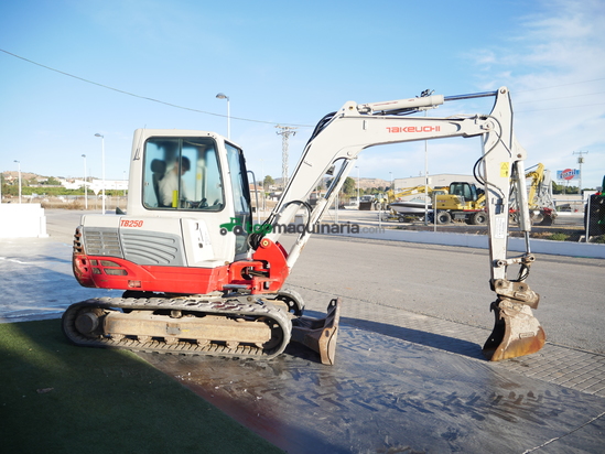 Excavadora - Takeuchi TB 250
