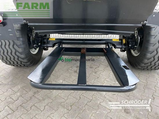 Empacadora gigant - New Holland - roll-belt 180 cropcutter