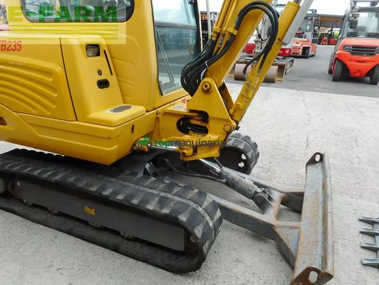 Excavadora - Takeuchi - tb 235 ( 3.605kg ) powertilt + hydr. sw