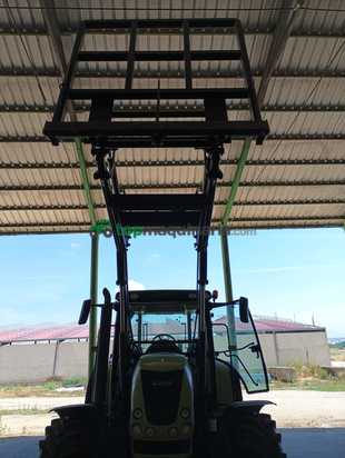 Tractor agrícola - Claas ARION 610  con Pala tenías 