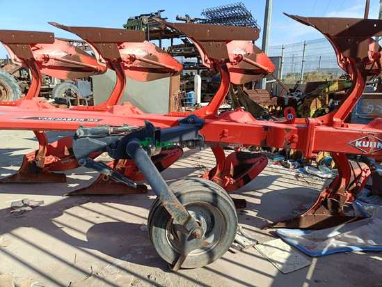 Arado pentasurco Kuhn Modelo VM1534E/5H102