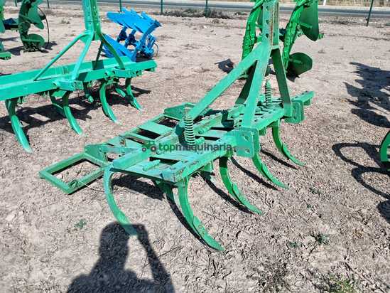 Cultivador de 9 brazos con rastrillo