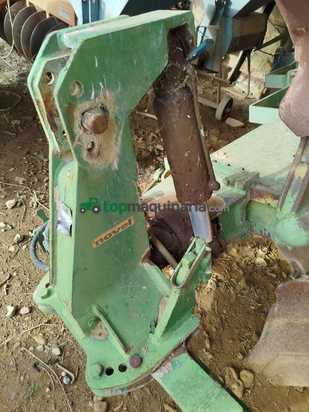 Arado cuatrisurco marca Novel